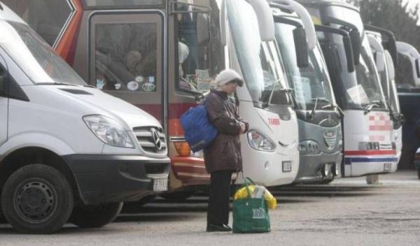 pasageri care călătoresc cu autobuzul