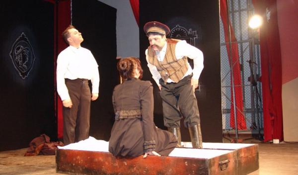 Regina Maria la teatru