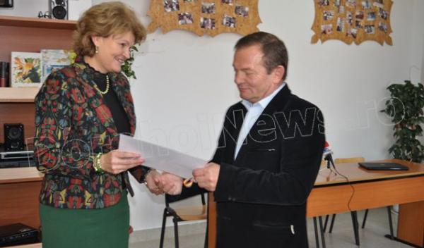 Mihaela Hunca il premiaza pe Dorin Alexandrescu_03