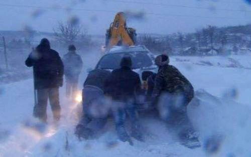 Zeci de persoane salvate din nămeți în urma fenomenele meteo periculoase