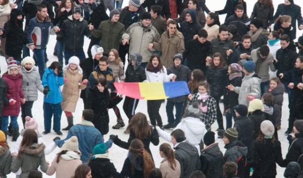 Hora Unirii cu un mare număr de elevi