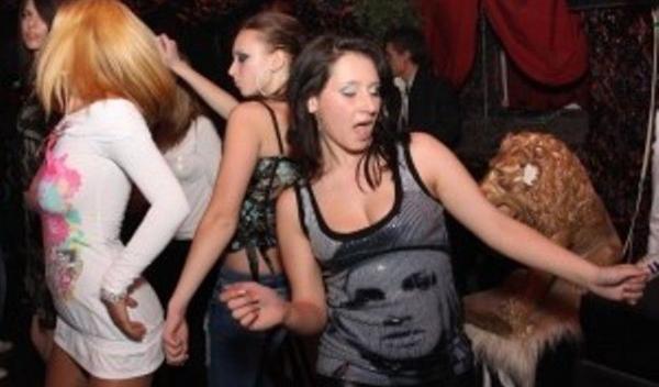 Minorii până în 16 ani au interzis în cluburi, baruri şi discoteci