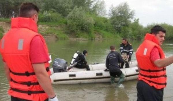 Peste 30 de pompieri din Dorohoi și Botoșani au recuperat trupul neînsufleţit al unui bărbat înecat 