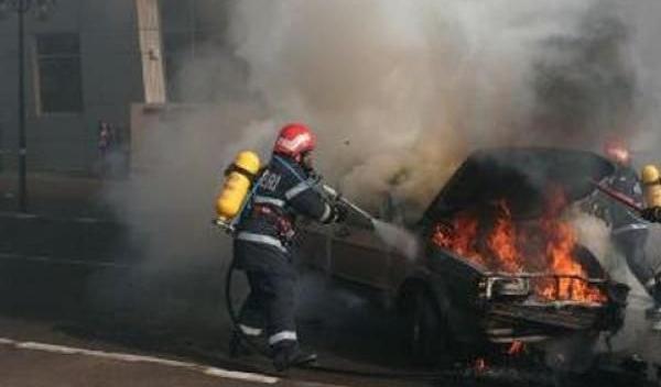 Autoturism cuprins de flăcări din cauza aprinderii combustibilului scurs pe motorul încins