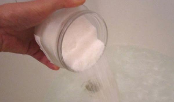 Adaugă sare în apa în care speli