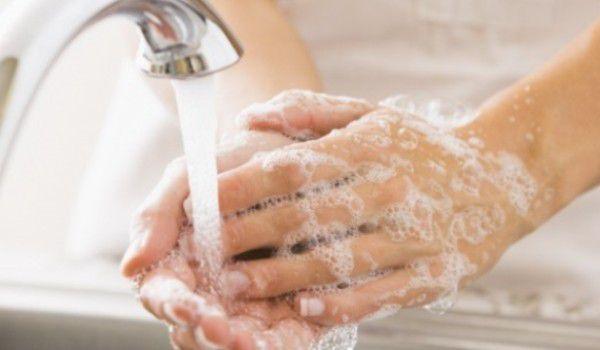 speli pe mâini cu apă
