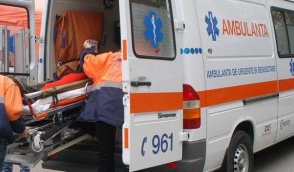 Tânăr care se afla la cules de nuci ajuns la spital după ce a căzut din copac