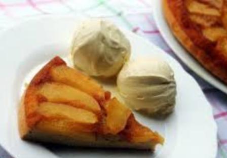 Prăjitură răsturnată cu mere și caramel