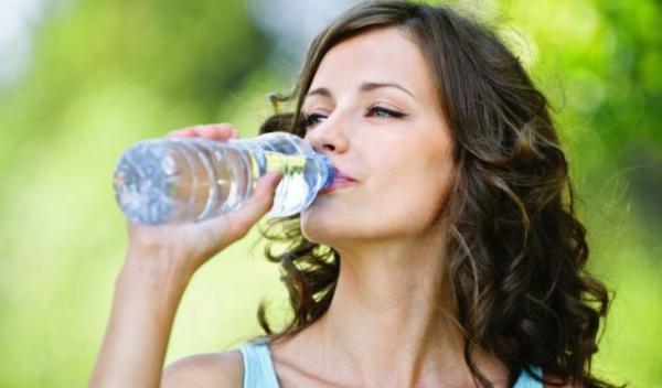 bei apă din recipiente de plastic